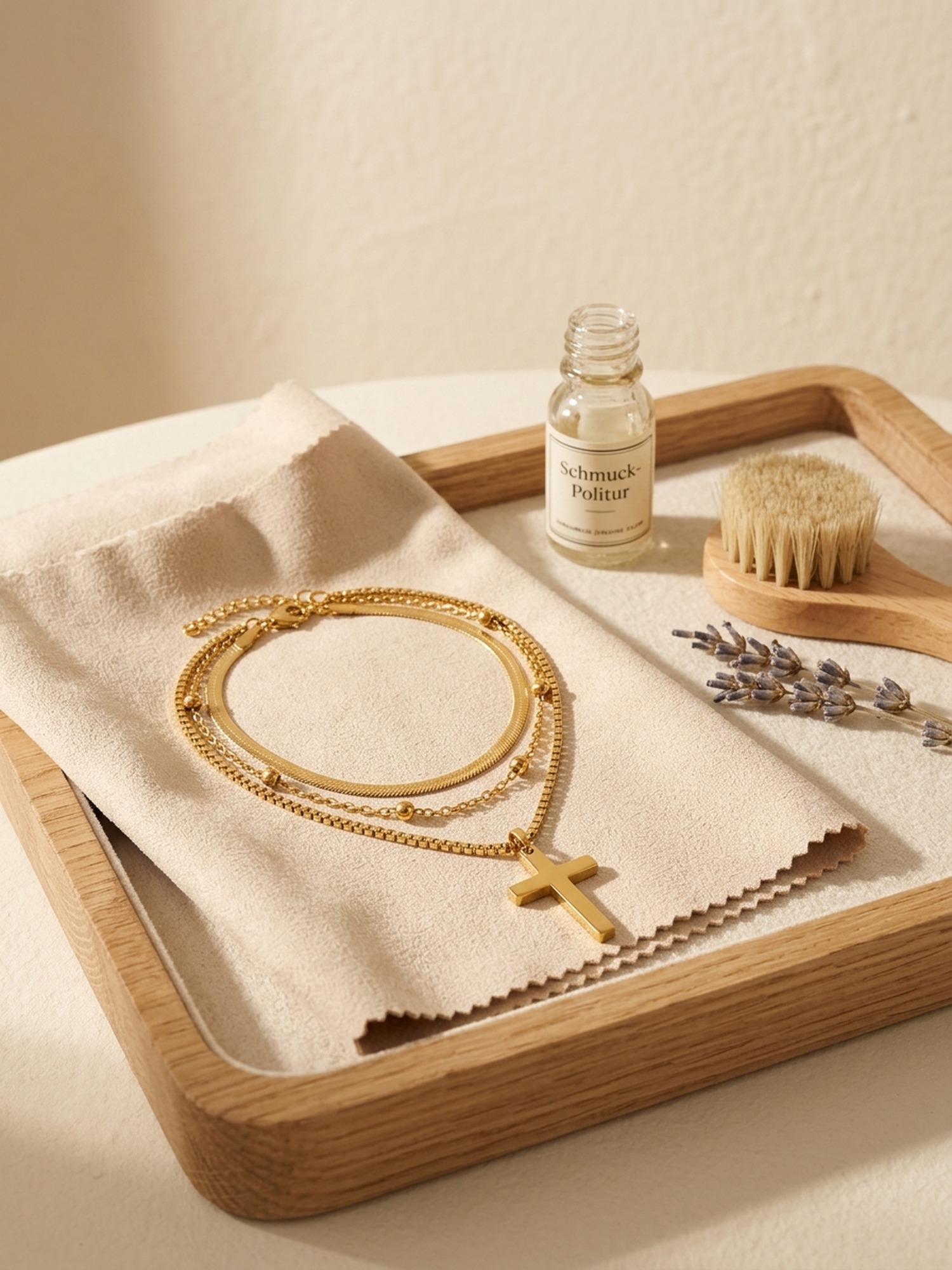 Schmuck-Pflege Editorial — Devotion Kreuz-Kette auf Holztablett mit Schmuck-Politur und Lavendel