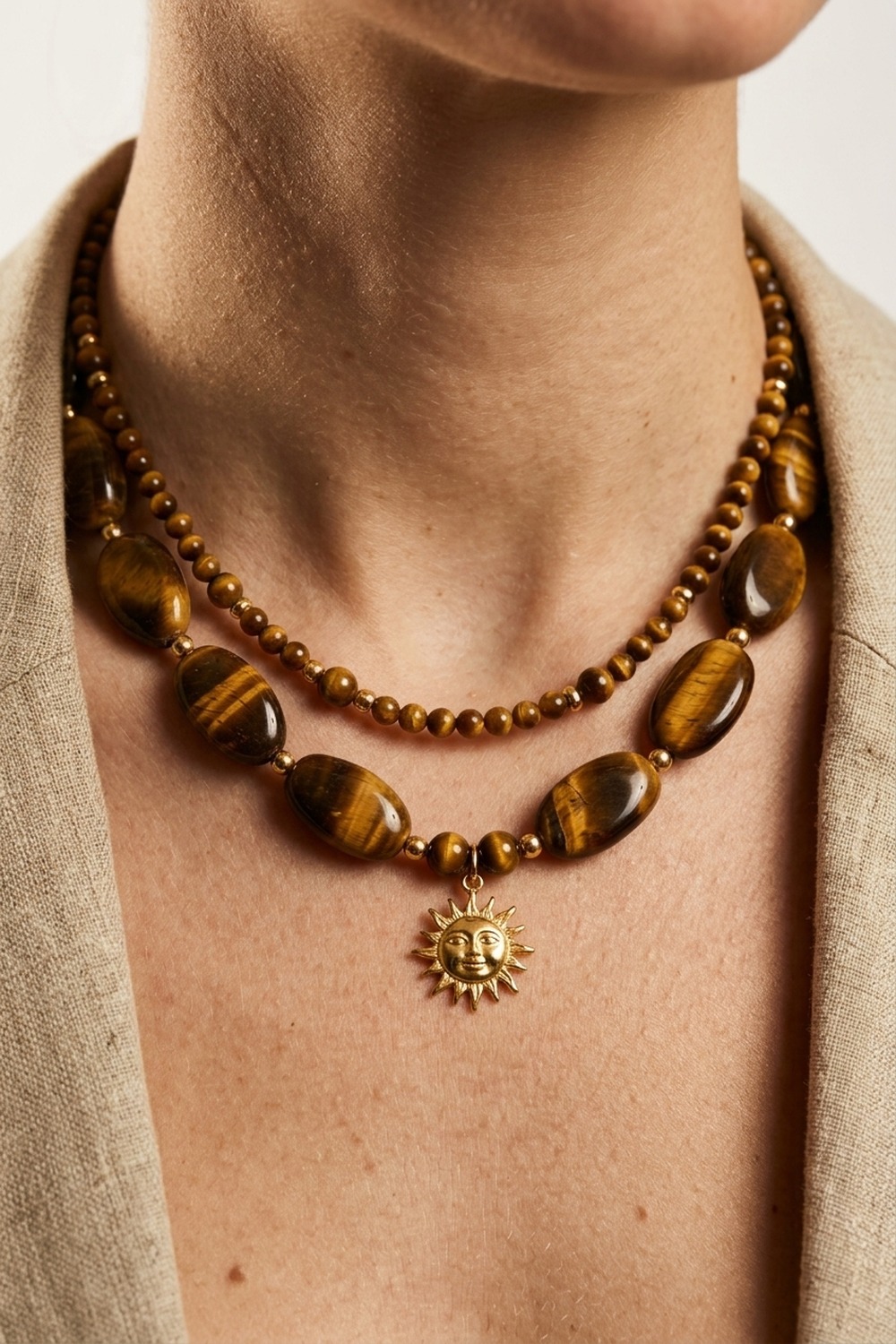 Inner Glow Tigerauge-Kette mit Sonnenanhänger — Makro Detail, NemoMatheo Berlin