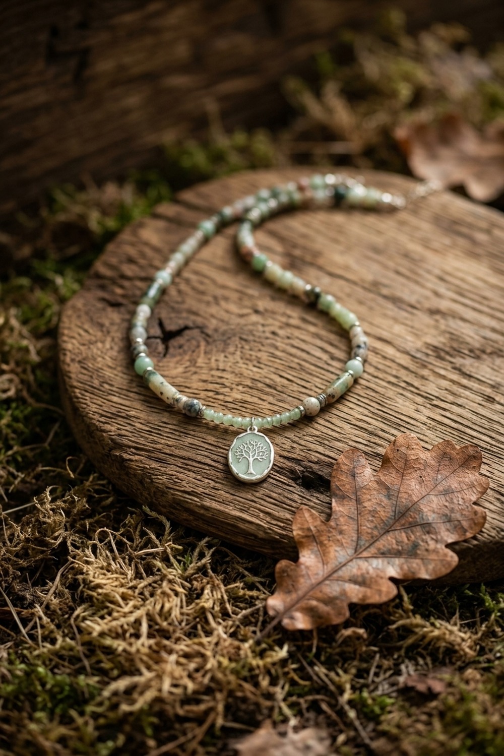 Tree of Life Naturstein-Kette mit Baum-Charm — Lifestyle Szene, NemoMatheo Berlin