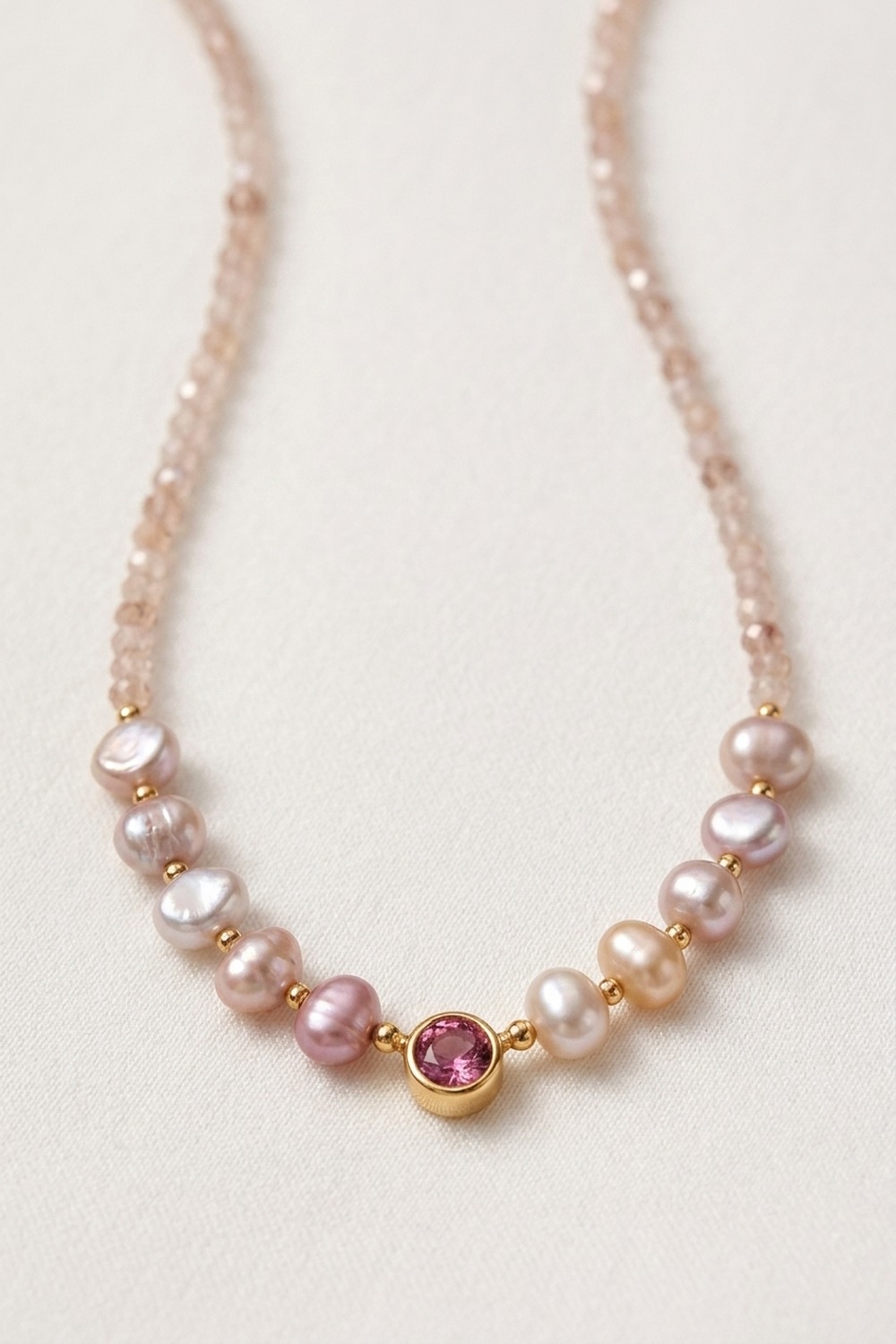 Kette Rosé mit Rosenquarz-Perlen und Süßwasserperlen — Makro Detail, NemoMatheo Berlin