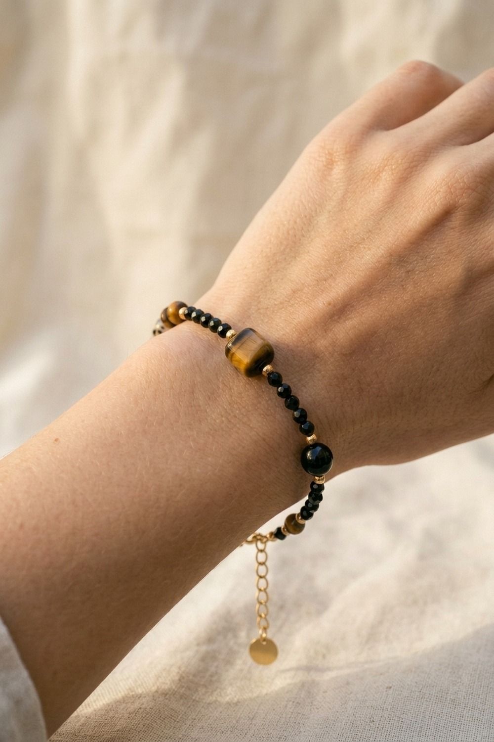 Armband Eclipse mit Tigerauge und Obsidian, getragen am Handgelenk, NemoMatheo Berlin