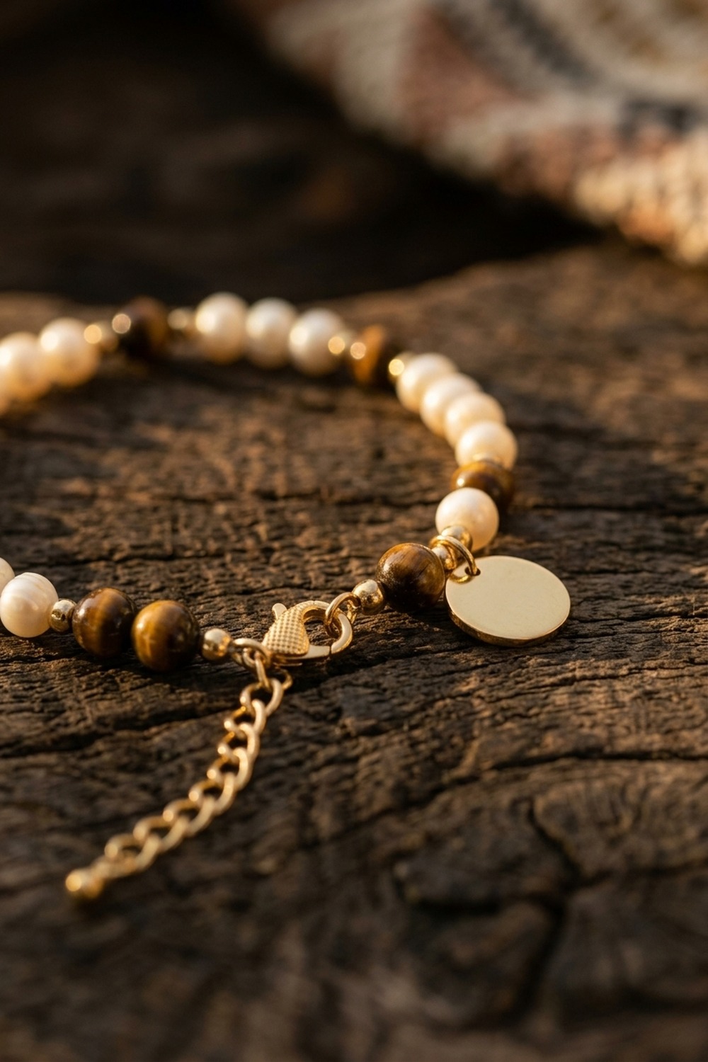 Armband Sahel mit Tigerauge und Muschel — Detail Makro, NemoMatheo Berlin