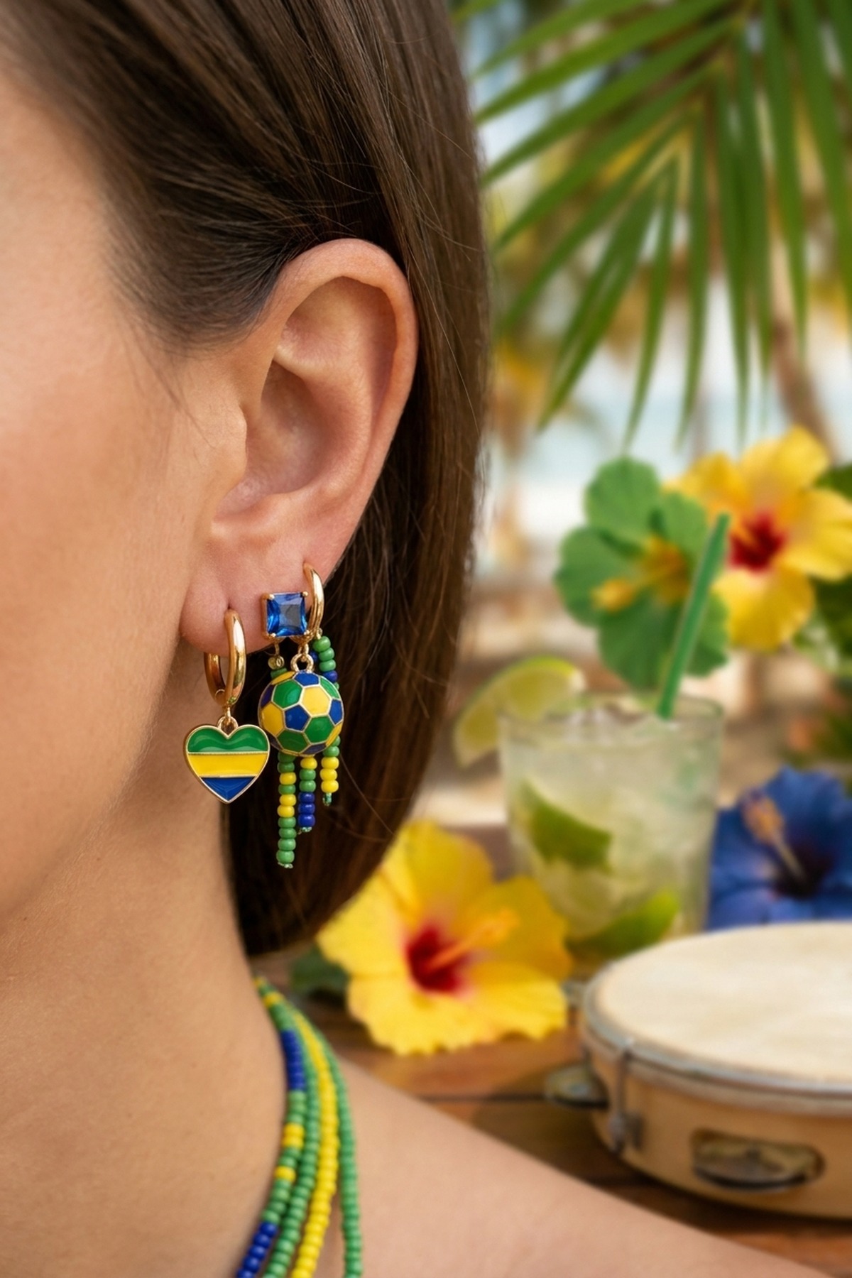 Brasilien Seleção Fan-Ohrringe Verde-Amarelo-Azul getragen — tropische Beach-Café Szene mit Palmwedeln, NemoMatheo Berlin