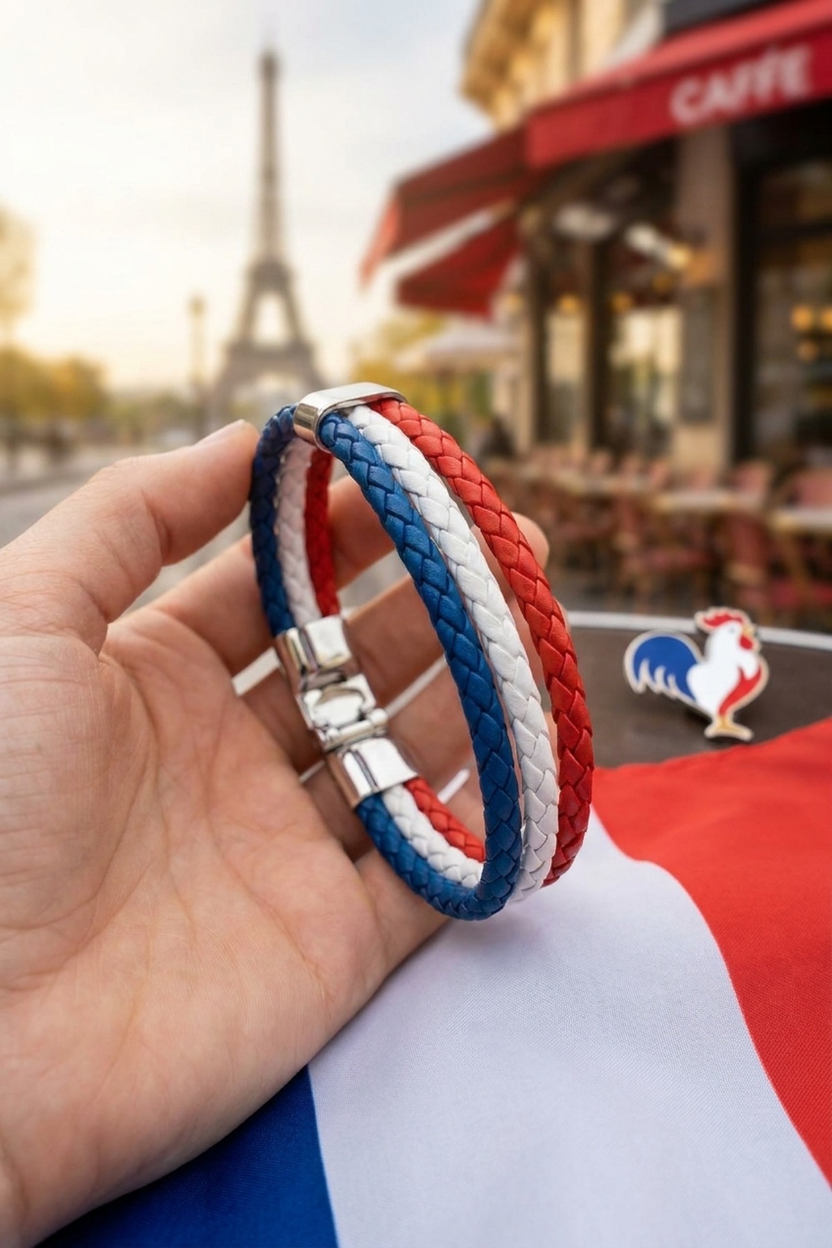 Frankreich Fan-Armband Detail — Tricolore Bleu-Blanc-Rouge gegen wehende Frankreich-Flagge, NemoMatheo Berlin