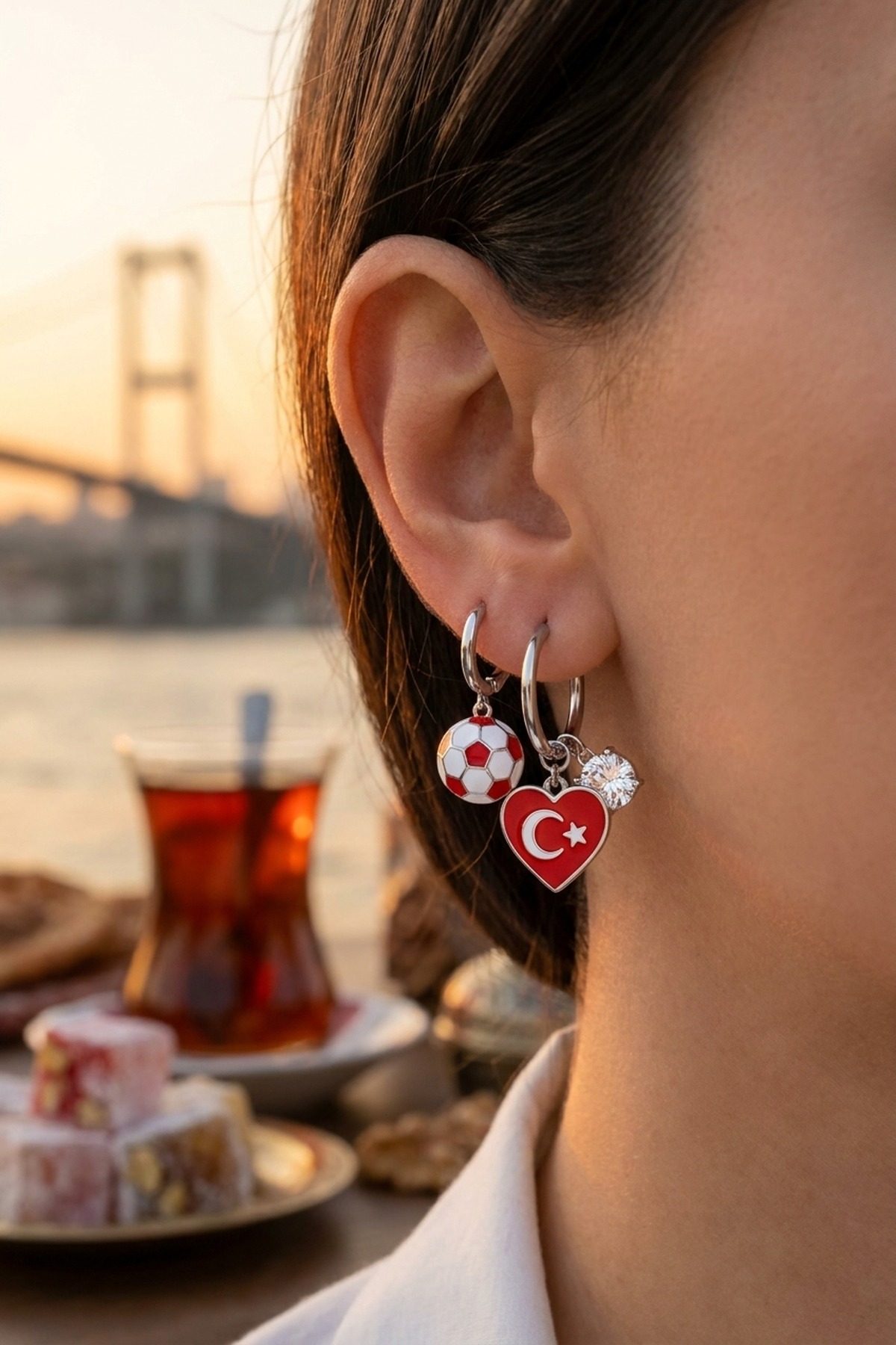 Türkiye Fan-Ohrringe Kırmızı-Beyaz mit ay-yıldız Halbmond-Stern getragen — Bosphorus Sonnenuntergang, NemoMatheo Berlin