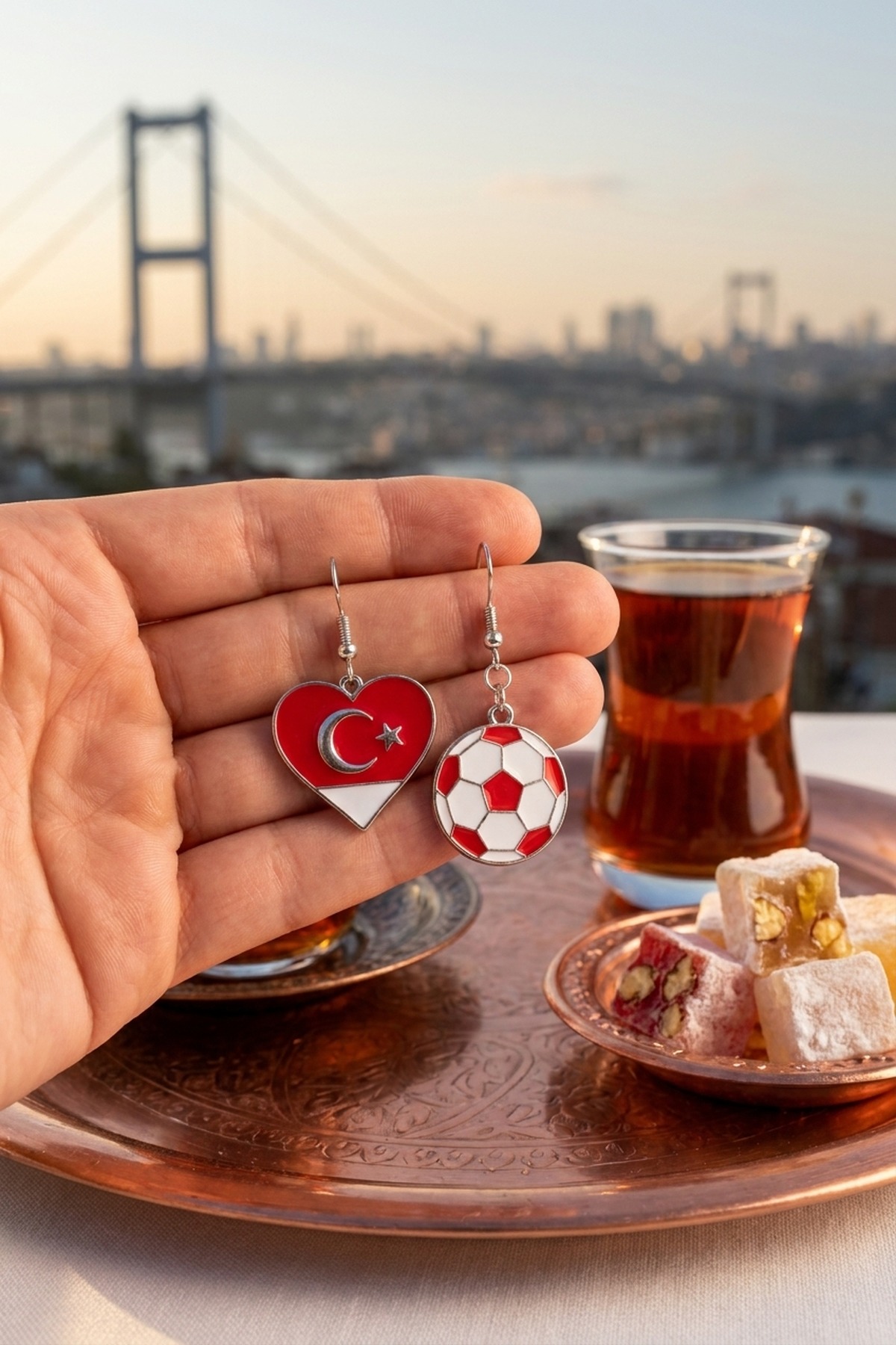 Türkiye Fan-Ohrringe Detail — Halbmond-Stern + Mini-Fußball Design, Türkische Tee-Glas Setting, NemoMatheo Berlin